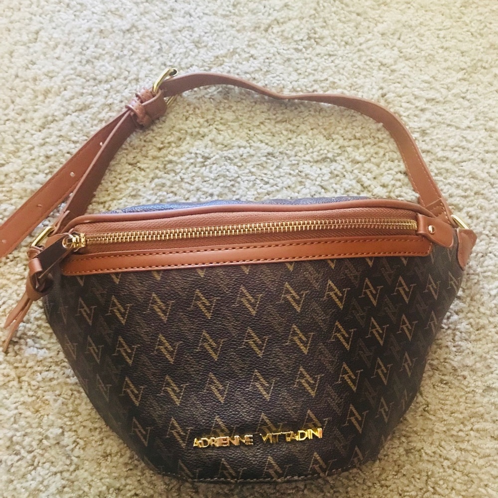 ❤️Adrienne Vittadini Belt Bag ❤️